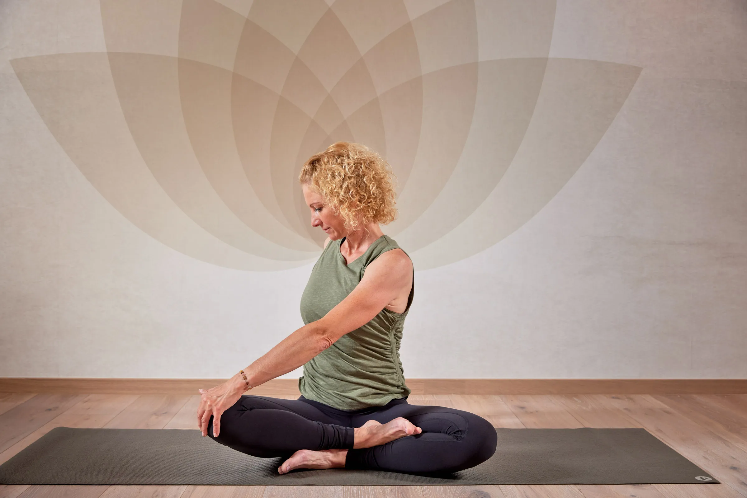Sonja Harasser in der Yogahaltung Drehsitz