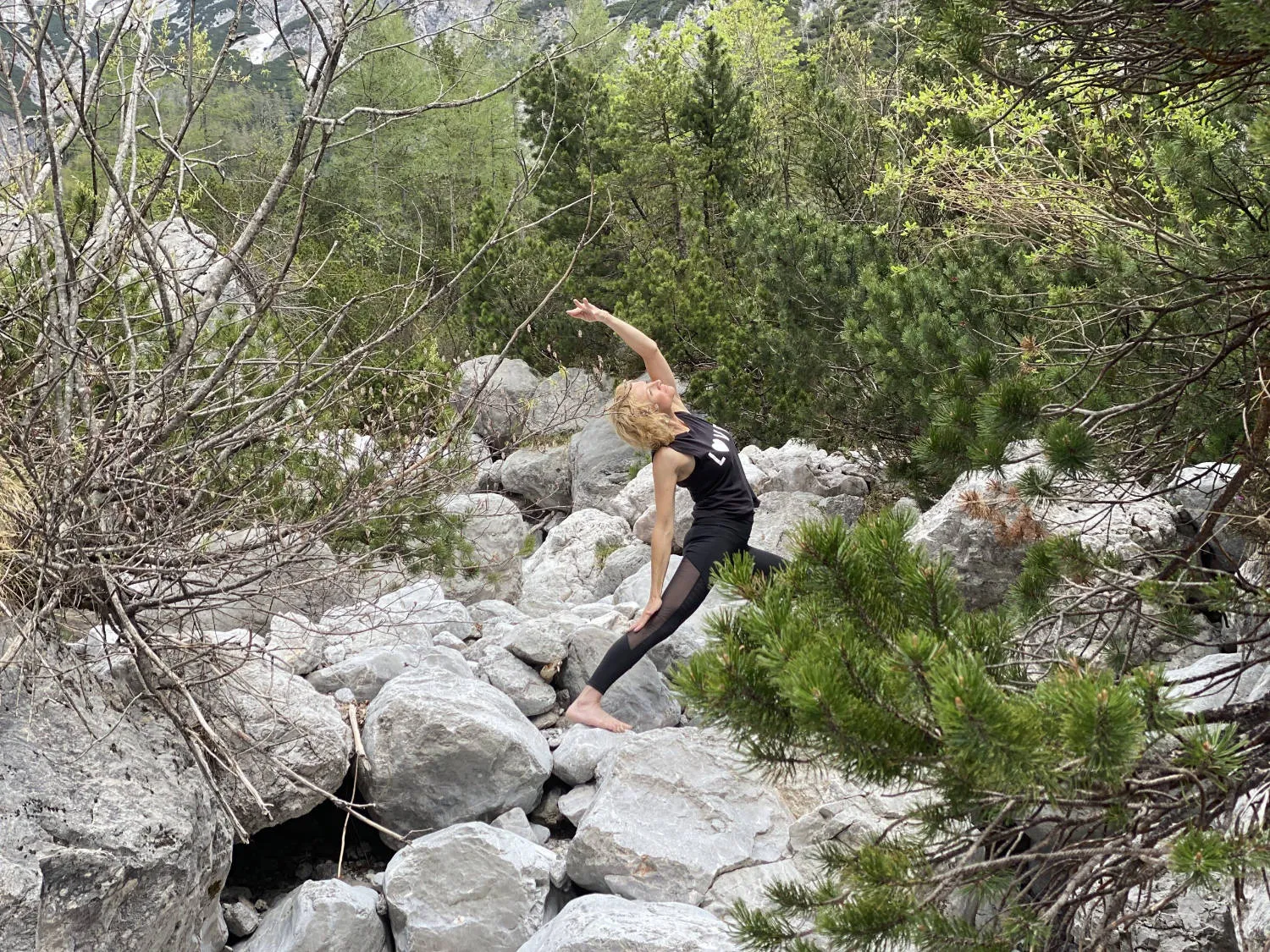 Yoga im Freien mit Blick auf die Berge