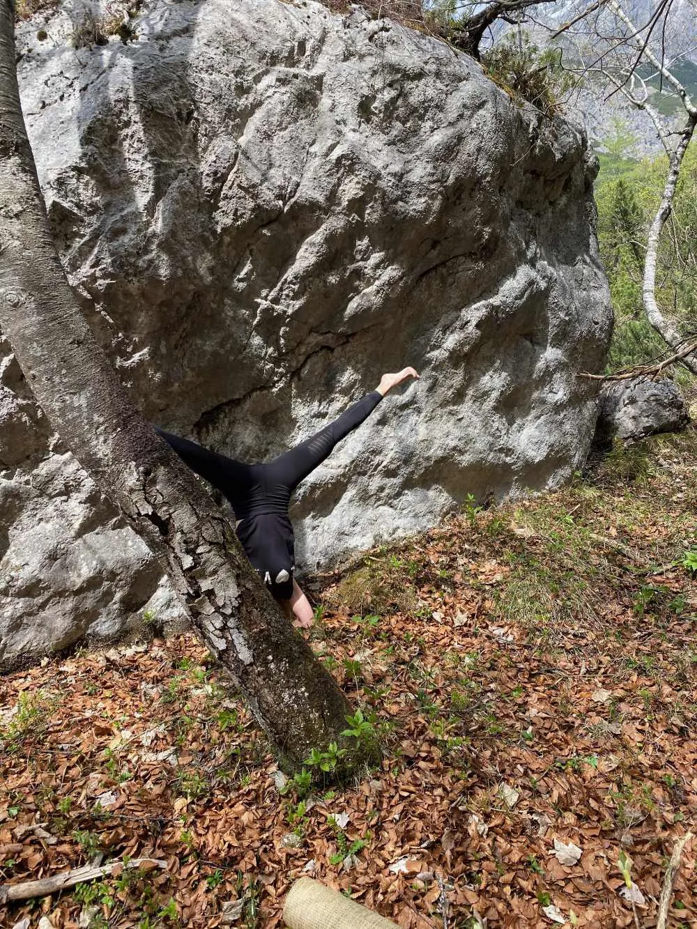 Yogahaltung in der Bergkulisse