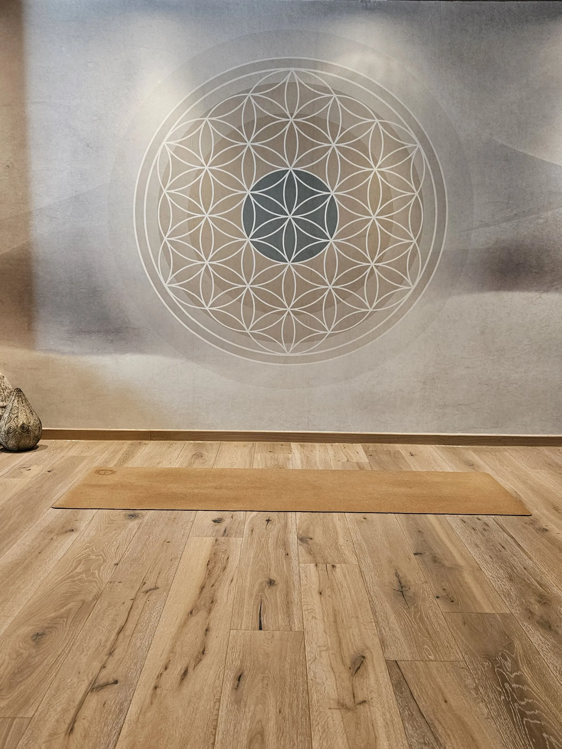 Yogamatte vor der Blume des Lebens im Raum „zu dir“ im Hotel Alte Post